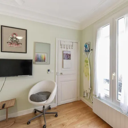 Bright T2 In The Center Of With View Of The Eiffel Tower - Welkeys *