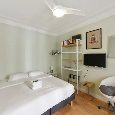 Bright T2 In The Center Of With View Of The Eiffel Tower - Welkeys *