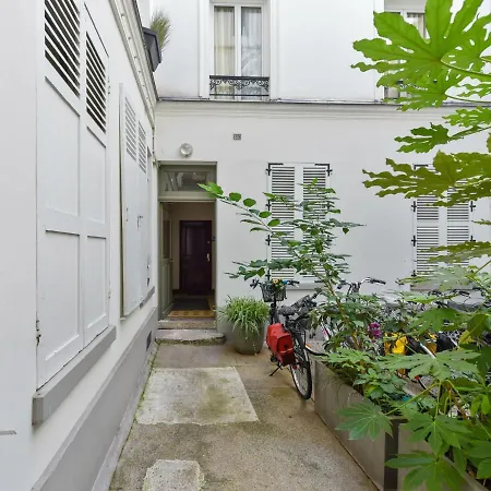 Bright T2 In The Center Of With View Of The Eiffel Tower - Welkeys